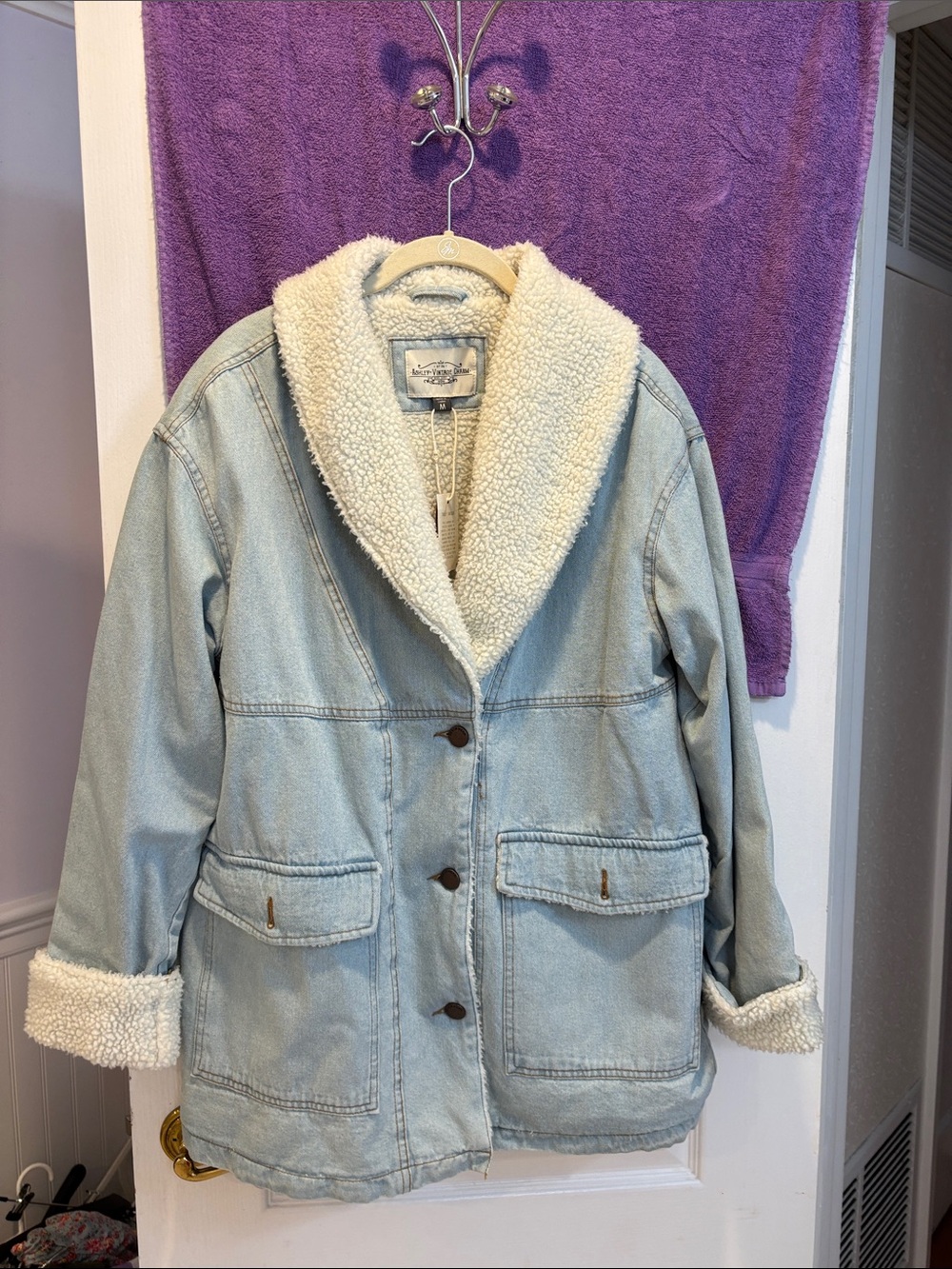 NWT Light Wash Sherpa-Lined Denim Jacket with Cream Collar - Women